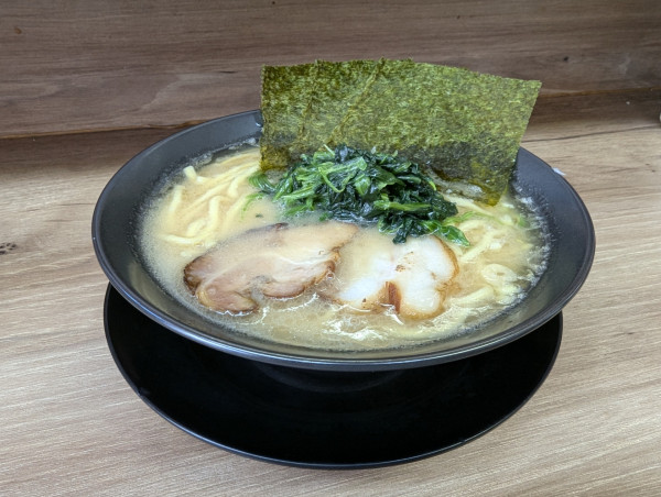 「豚骨ラーメン」@横浜家系ラーメン 鶯家の写真