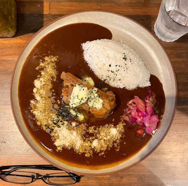 「ほろほろ肉塊 骨付きポークスペアリブカレー濃厚SPトッピング」@中目黒咖喱 明凛堂の写真