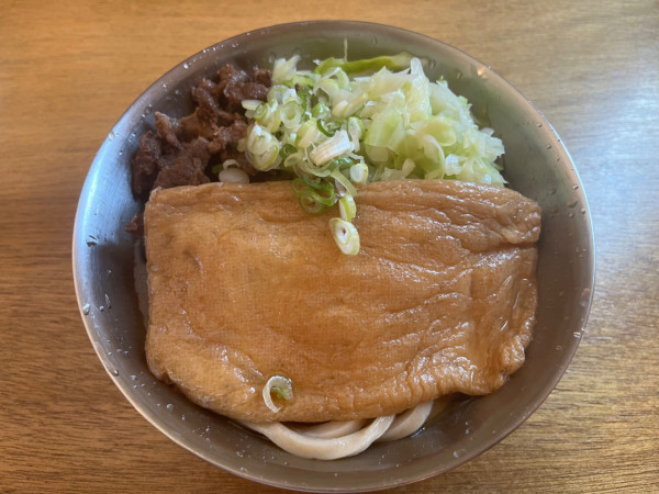 「馬肉冷やしうどん、大盛り、きつねトッピング」@吉田のうどん いこいの写真