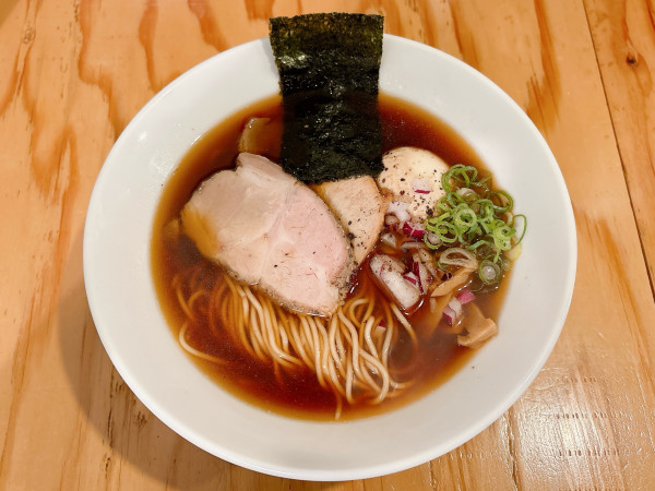 「しょうゆのラーメン+味玉」@銀界の写真
