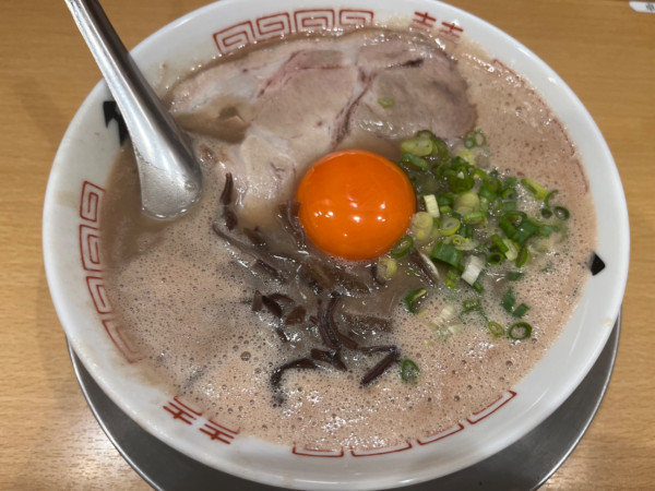「月見ラーメン、バリカタ、替玉（サービス）」@博多ラーメン 和の写真