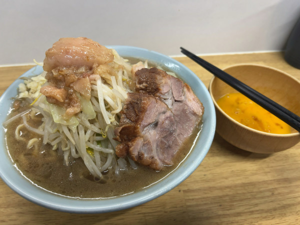 「ラーメン野菜アブラニンニク少し1000円+生卵100円。」@俺の生きる道 白山店の写真