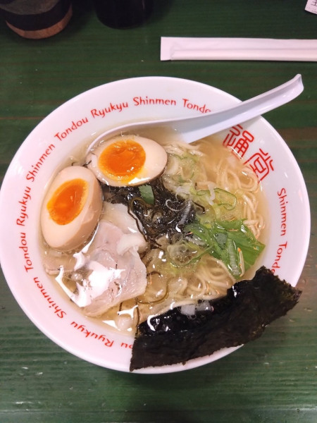「通堂うま塩ラーメンおんな味＋煮玉子」@琉球新麺 通堂 横浜ラーメン博物館店の写真