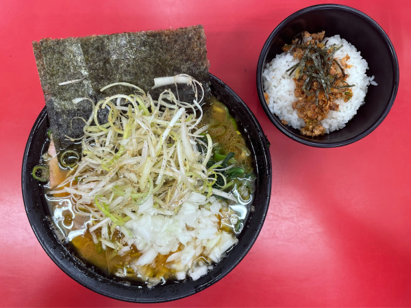 「並盛チャーシューメン、玉ねぎ、ネギゴマペッパー、ライス（ネギみそ」@上越家の写真