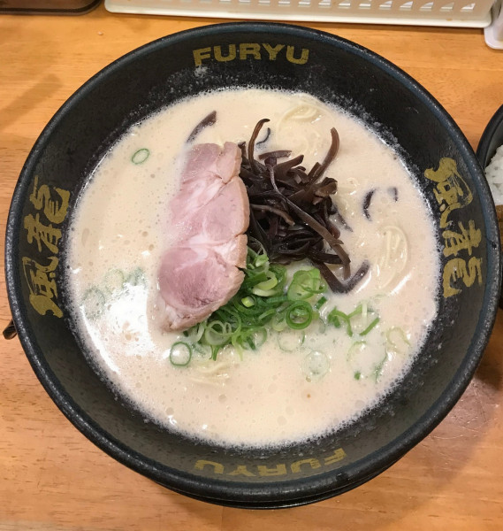 「らーめんとごはん + 替玉」@とんこつラーメン 博多風龍 新橋店の写真