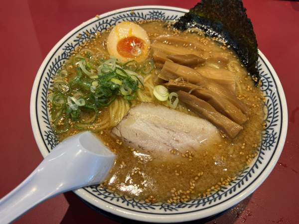 「大盛熟成醤油とんこつ　極太メンマ　1056円」@丸源ラーメン 練馬関町店の写真