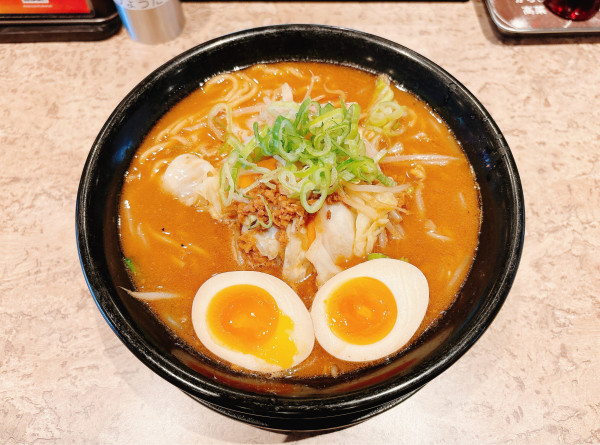 「味噌ラーメン+半熟たまご」@味噌ラーメン専門店 ミソウソツカナイの写真