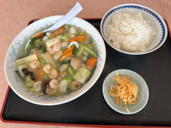 「ラーメンセット（海鮮ラーメン＋餃子＋ライス＋漬物）680円」@中華 峰の写真
