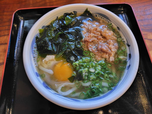 「肉わかめ850円、さくらたまご（生）90円」@久松うどん はなしょうの写真