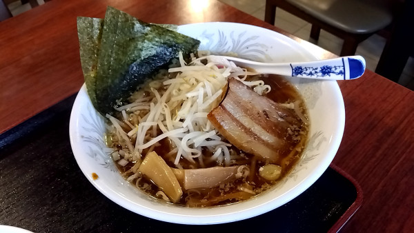 「醤油ラーメン（ﾗｰﾒﾝｾｯﾄ　ﾗﾝﾁ　８８０円）」@楽楽中華 本店の写真