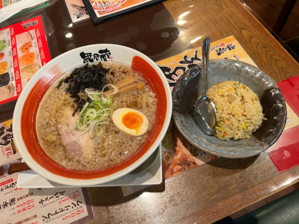 「豚骨醤油ラーメン」@越後秘蔵麺 無尽蔵 しながわ家の写真
