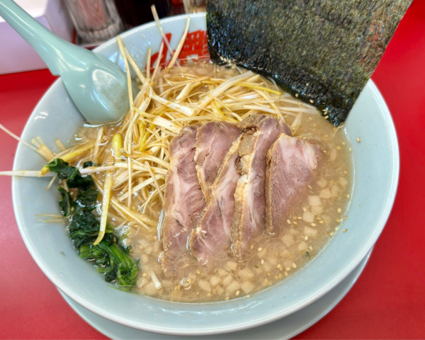 「塩ネギチャーシューメン＋背脂変更」@山岡家 越谷レイクタウン店の写真