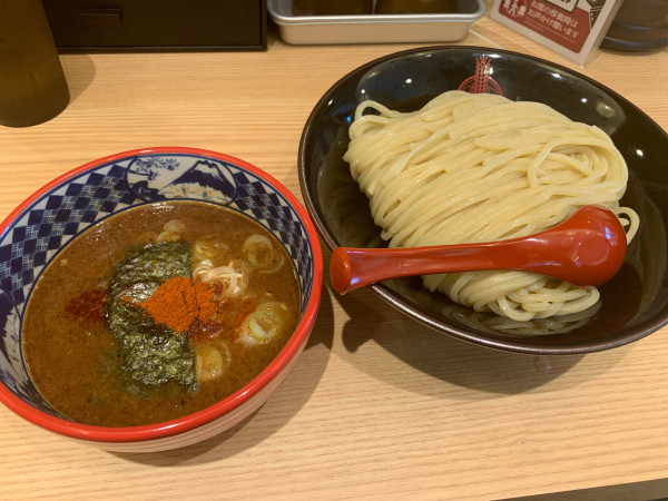 「灼熱つけ麺、一辛（大）」@つけ麺専門店 三田製麺所 八幡山店の写真