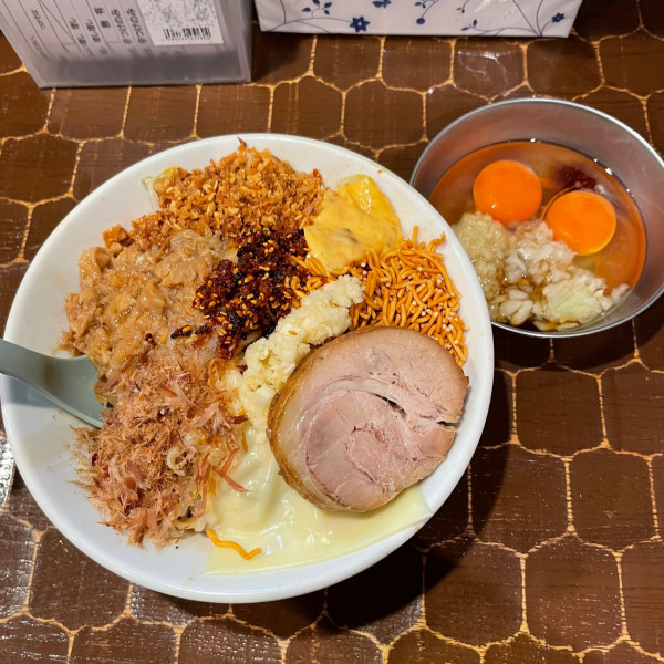 「まぜそば+コッコマン+ごはん」@茨城豚そば 特龍 本店の写真