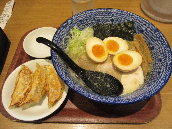 「こく旨塩　味玉（１０４０円）＋餃子２９０円」@麺処 直久 プレナ幕張店の写真