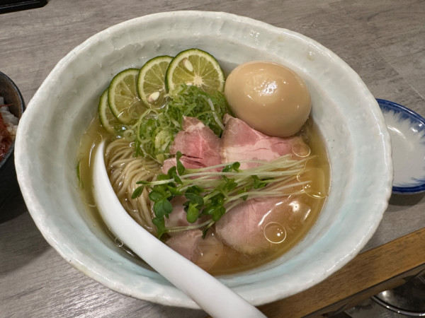 「冷製味玉すだちそば（並盛・130g）1,100円→1000円」@らーめん酒場 福籠 通町店の写真