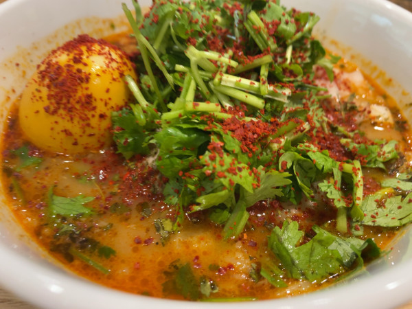 「赤い旨辛スパイスラーメン:3辛1100円+パクチー180円+」@SPICE 麺 アッ晴れの写真