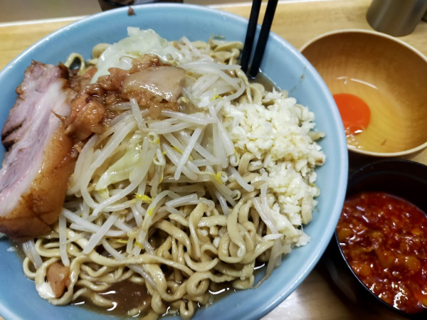 「ラーメン・増500（麺硬・辛い脂・にんにく）」@俺の生きる道 白山店の写真
