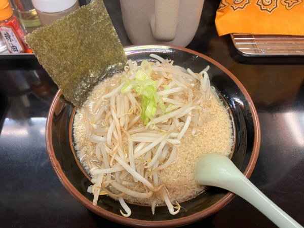 「醤油ラーメン700円＋もやし120円トッピング」@遠藤門 中野島店の写真