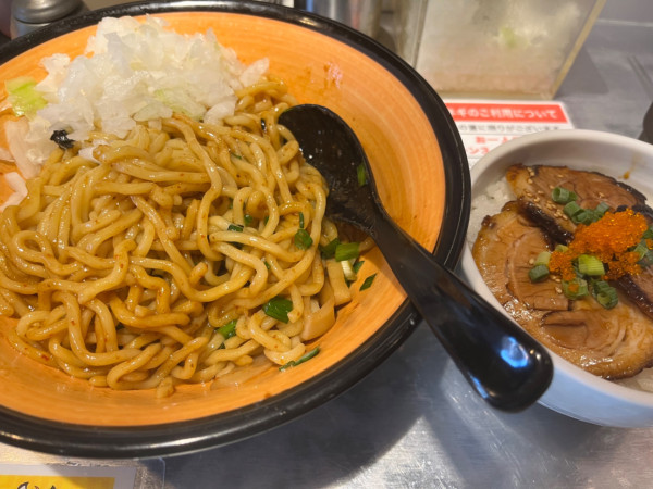 「辛油そば　ミニチャーシュー丼」@油や鹿鳴の写真