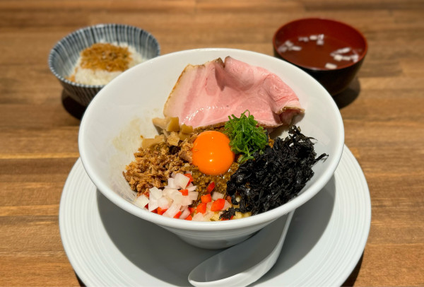 「【限定】スパイシーキーマまぜそば、白ご飯」@酒肴場 屯の写真