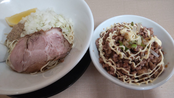 「油そば550円　豚めし（麺とセット）200円」@寺カフェ 中華そば水加美の写真