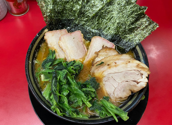 「チャーシューメン3枚バラ2枚ほうれん草海苔ライス大盛」@IEKEI_TOKYO 王道家直系の写真