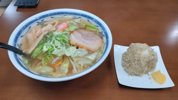 「五目ラーメン+おにぎり昆布」@ドライブイン入善の写真