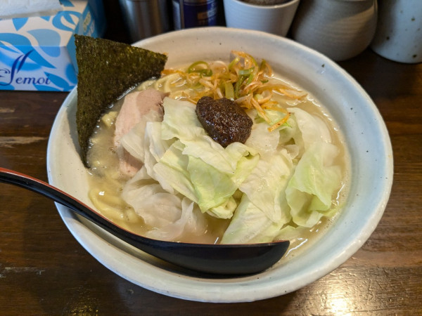 「熟成練り醤油ラーメン900円大盛」@『   』（無銘）の写真