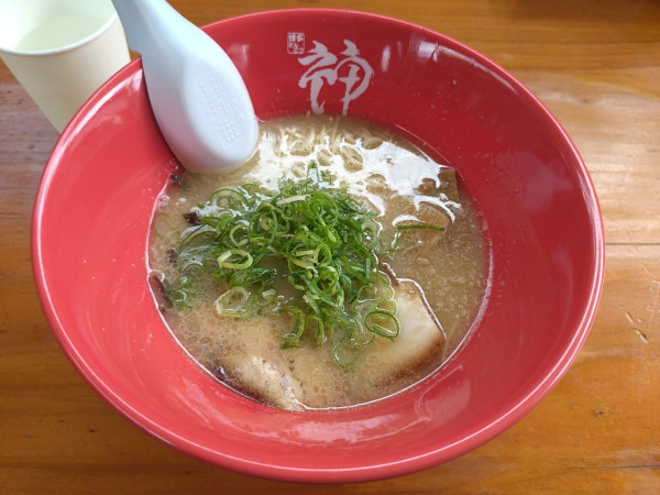 「豚骨ラーメン800円」@神 高知ひろめ店の写真