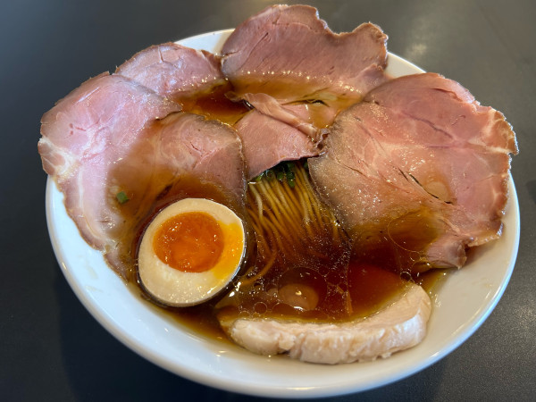 「醤油ラーメン・豚肩ロースのレアチャーシュー」@泡とろ齋藤の写真