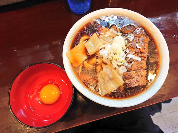 「ワンタンチャーシュウメン＋生卵」@手打ち 陰日向の写真