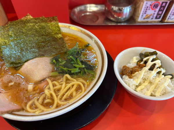 「ラーメン900円、ライス食べ放題100円」@家系ラーメン 裏大輝家 青物横丁店の写真
