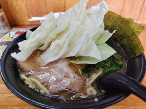 「とんこつ醤油ラーメン　：かため　※㋗で５００円　＋キャベツ」@横浜ラーメン 萬年家の写真