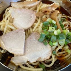 冷やし中（1.５玉）¥900、おにぎり¥100