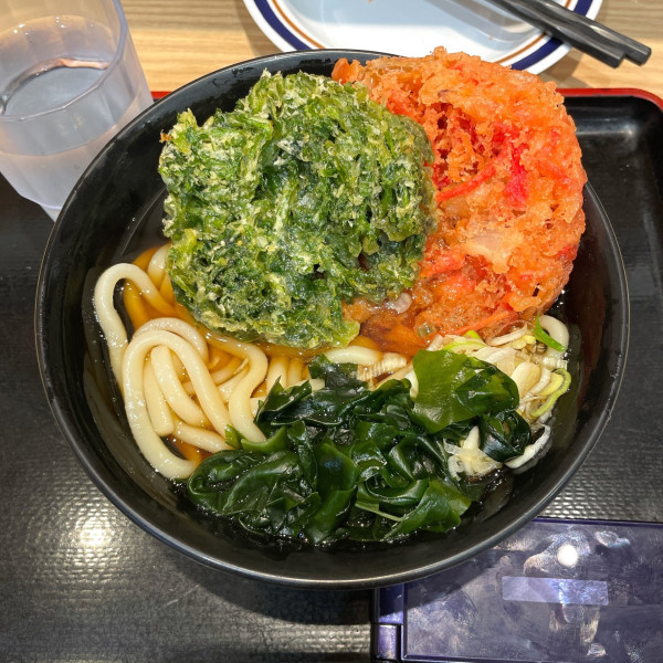 「春菊天うどん＋紅生姜天」@名代 富士そば 町田店の写真