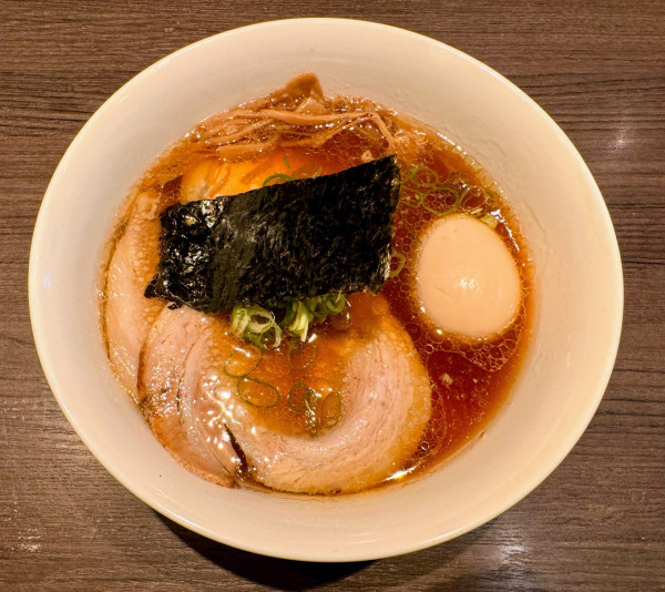 「醤油金華豚チャーシュー麺+味付たまご」@支那そばや 本店の写真