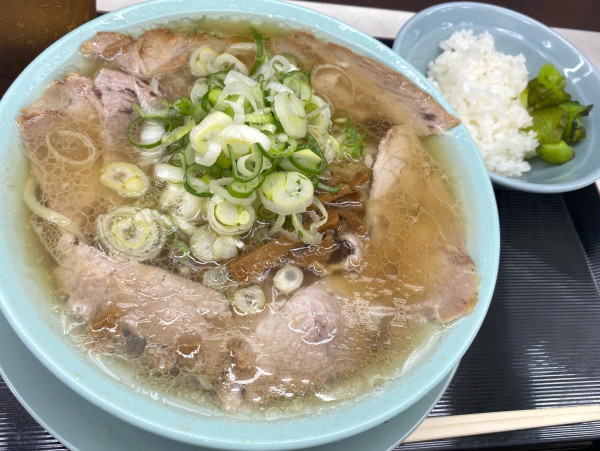 「中華そば 750円＋めし（小）無料」@新橋ニューともちんラーメン 神保町店の写真