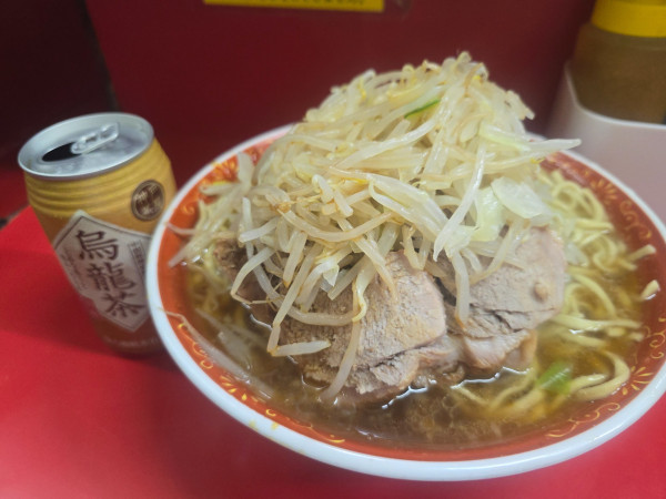 「麺増し大・烏龍茶(カタカタヤサイカラメ)￥950」@ラーメン二郎 上野毛店の写真