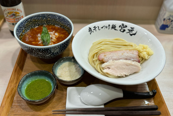 「【限定】背脂にんにくの背徳トマトつけ麺、粉チーズ」@煮干しつけ麺 宮元の写真