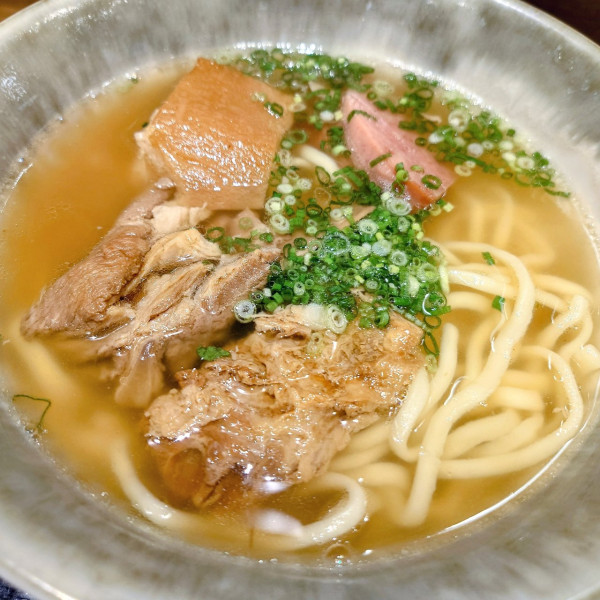 「特製やんばるそば」@沖縄そば専門 やんばる 有楽町店の写真