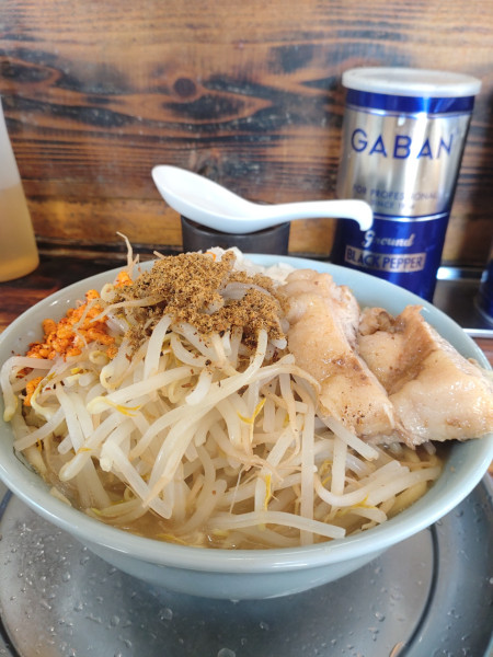 「小ラーメン　辛あげ　玉ねぎ　野菜」@麺でる 多摩センター店の写真