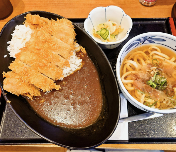 「80ｇ熟成ロースカツカレー　冷小うどんセット」@ごはん処 かつ庵 足立江北店の写真
