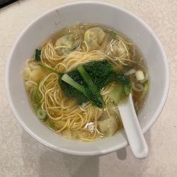 ワンタンメン(750円)