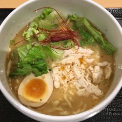 鶏白湯しょうゆそば(950円)