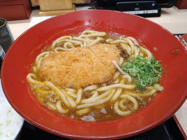 「だし割りカツカレーうどん」@得得うどん 伏見竹田店の写真