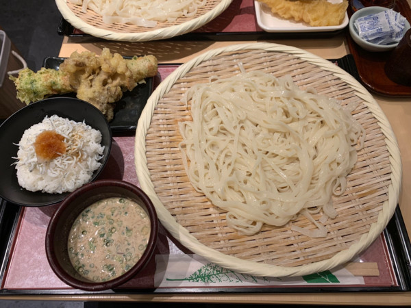「胡麻だれざるうどん（平日限定セットA）」@うどん家 八重桜の写真