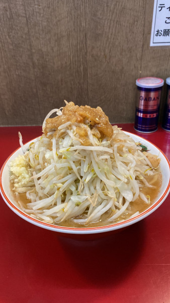 「ラーメン ニンニクすくなめヤサイアブラ」@ジラフの写真