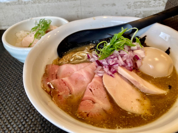 「特製煮干そば1300円+鶏めし330円」@中華そば 向日葵の写真