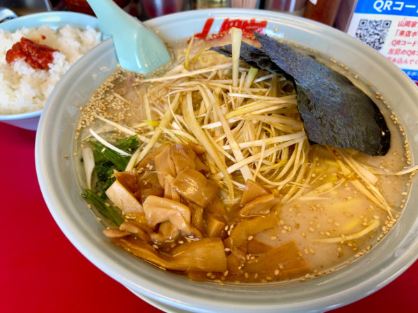 「塩ネギラーメン  中盛 TPメンマ」@山岡家 川島店の写真